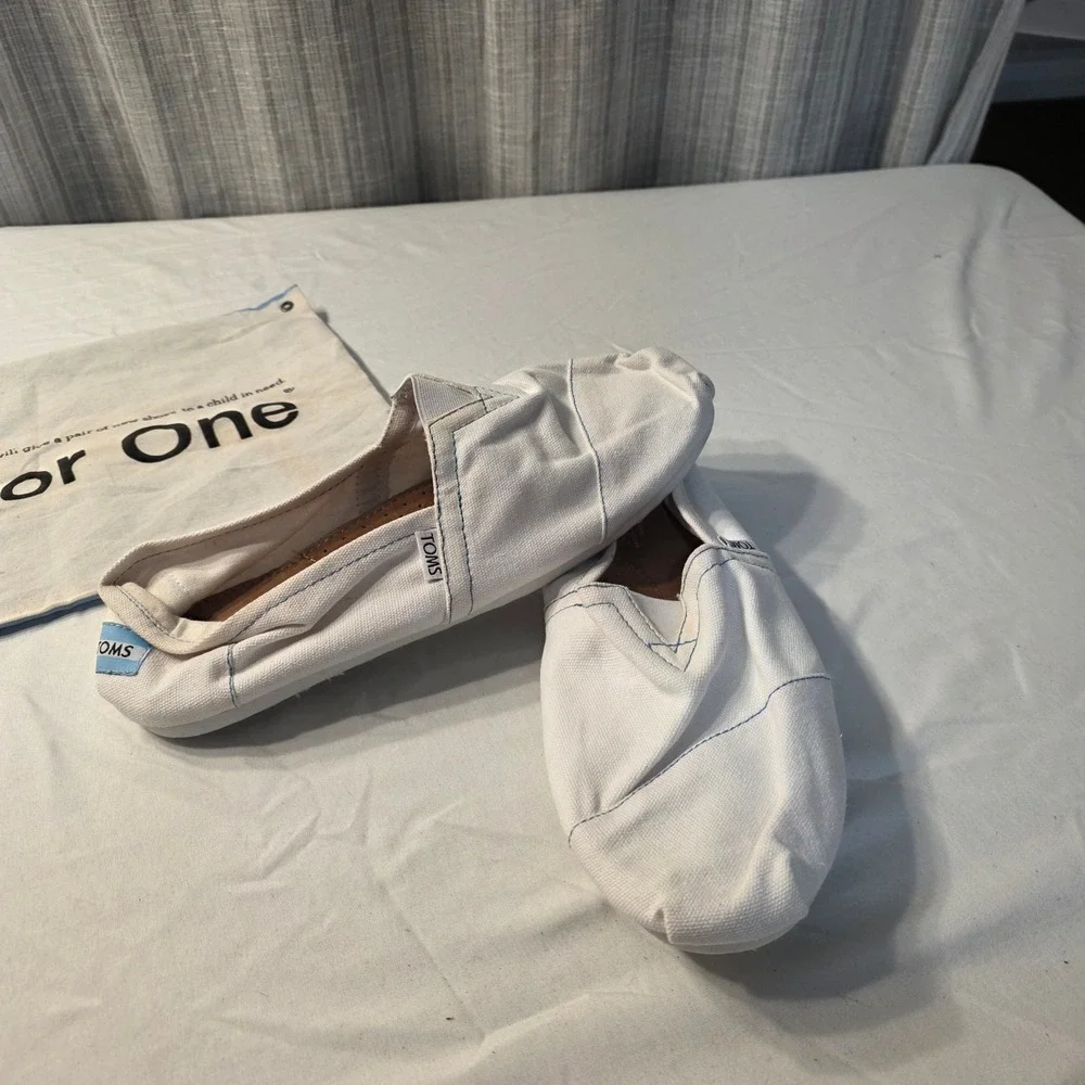 TOMS Classic Alpargata Slip On Shoes Mens 11 White Canvas Blue Stitching w Bag
